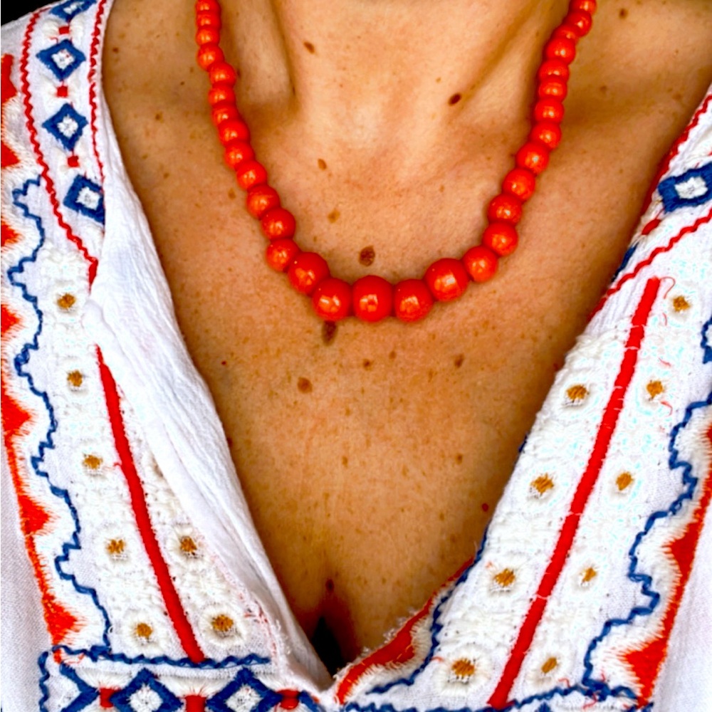 VINTAGE SPECKLED FAUX CORAL GLASS GRADUATED NECKLACE
